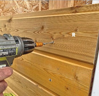 Isoleret anneks: Beklædningsbrædder skrues fast på isoleret anneks Isoleret anneks: Beklædningsbrædder skrues fast til afstandslister på isoleret anneks